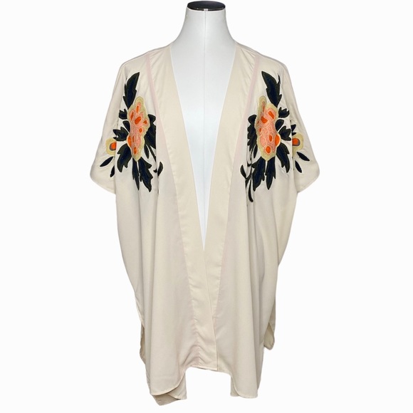 Gibson & Latimer Embroidered Kimono - Picture 15 of 15
